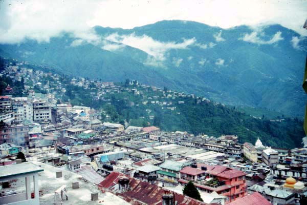 The town of Darjeeling.   Copyright © Joel Grossman 2000